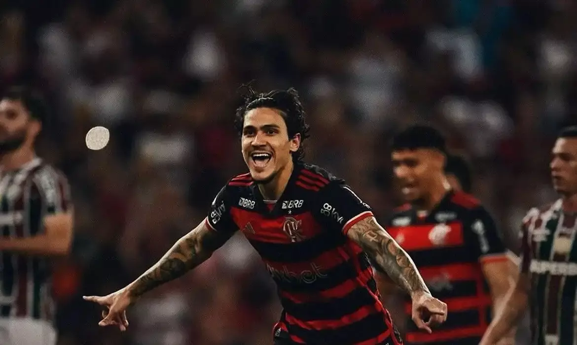 Flamengo bate Flu com gol de pênalti e segue líder do Brasileirão